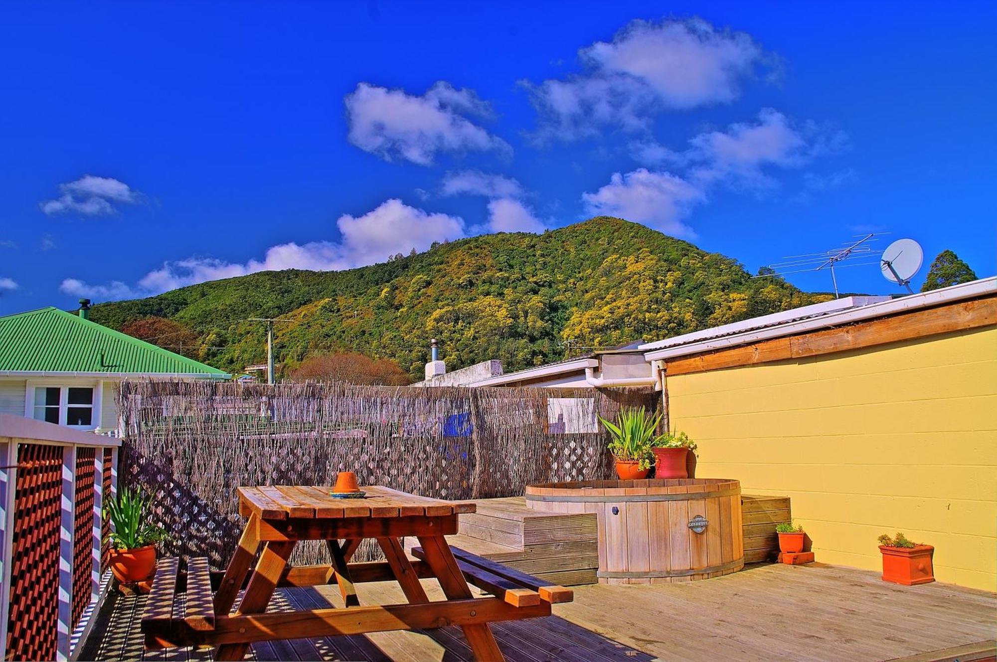 Sequoia Lodge Backpackers Пиктон Экстерьер фото