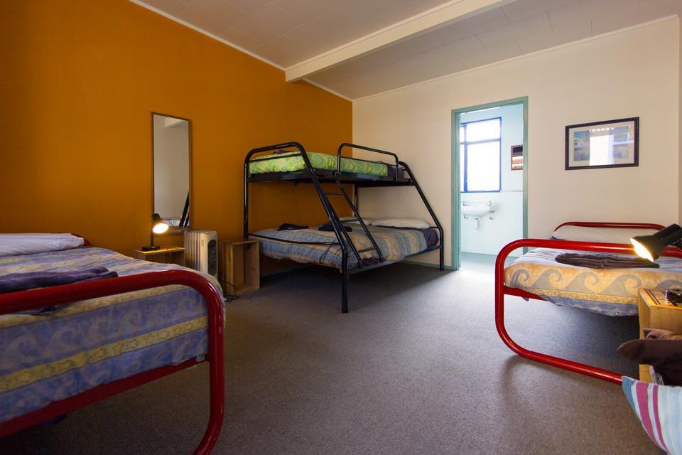 Sequoia Lodge Backpackers Пиктон Экстерьер фото