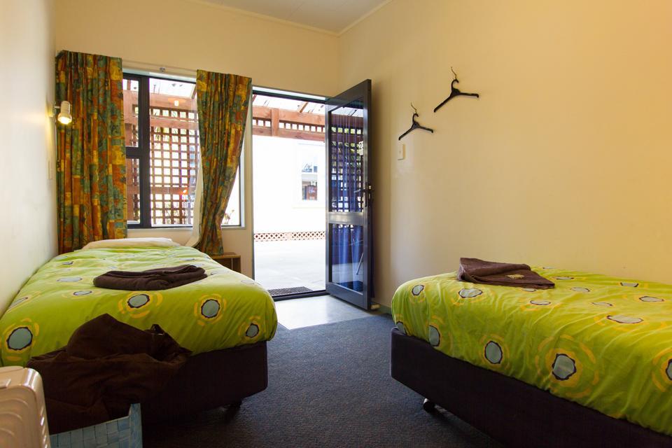 Sequoia Lodge Backpackers Пиктон Экстерьер фото